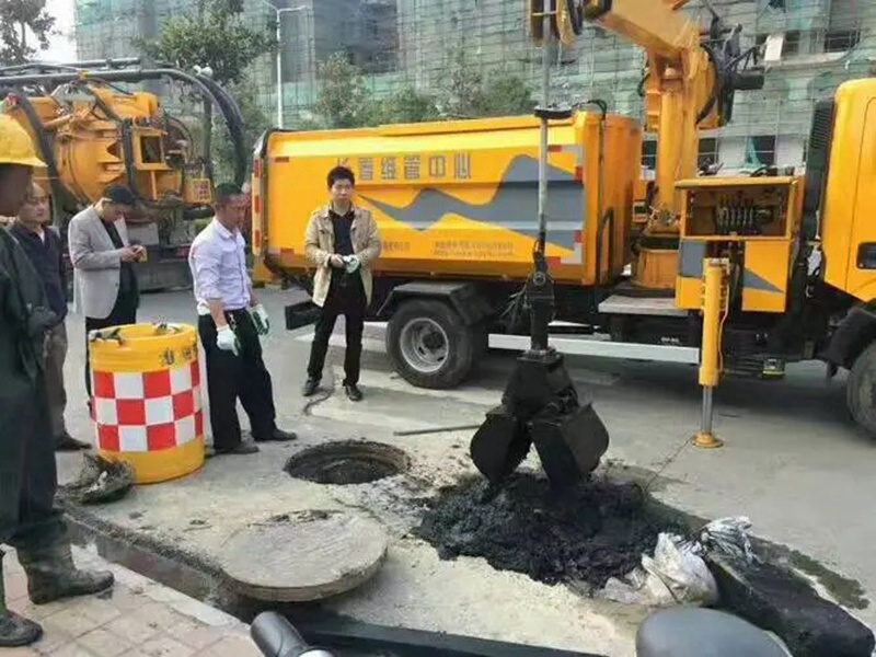 罗江街道：网格员化身“清道夫”，为民解忧疏通“堵心”化粪池